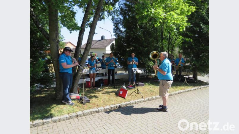 Mit Blasmusik unterhielten die Musiker der Jugendblaskapelle die Bewohner des Pflegeheim Löffler. Das Einhalten des Abstandes hatte keine Einfluss auf die gute musikalische Darbietung Bild: adj