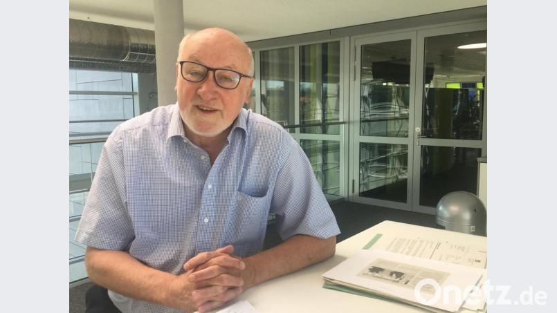 Wenn Georg Stahl in seinem Archiv blättert, kommt ein launiger Erzähler in ihm durch. Fast könnte man dabei vergessen, dass das politische Geschäft im Alltag eher zäh und mühselig vonstatten geht. Bild: phs