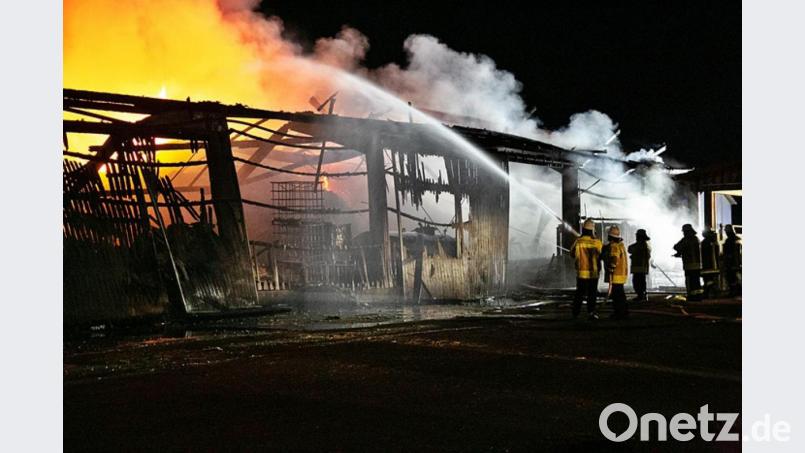 Vergangene Woche brannte eine landwirtschaftliche Lagerhalle in Ullersberg bei Ursensollen vollständig aus. Doch dank der perfekten Zusammenarbeit aller Einsatzkräfte kamen weder Menschen noch Tiere zu Schaden. Bild: jma