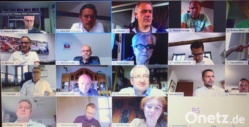 Über 30 Teilnehmer waren bei der ersten virtuellen CSU-Kreisvorstandssitzung dabei. Landtagsabgeordneter und Kreisvorsitzender Tobias Reiß (oben, Zweiter von links) zeigte sich erfreut, wie offen die Ortsvorsitzenden sich gegenüber diesem Thema zeigten. Bild: Roman Melzner
