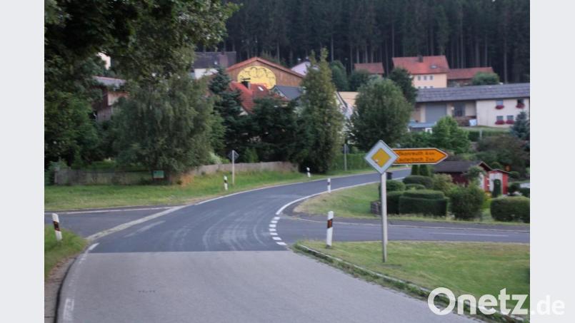Diese Durchgangsstraße in Griesbach ist völlig unzureichend für den Schwerlastverkehr ausgebaut und nicht geeignet als Testphase der Süd-Ost-Tangente Tirschenreuth. Bild: kro