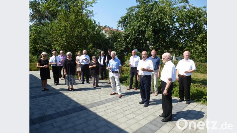 Auch ehemalige Verantwortliche aus den kirchlichen Gremien gratulierten Bischöflichen Geistlichem Rat Pfarrer Franz Winklmann (Sechster von links) zum 50-jährigen Priesterjubiläum. Bild: bk