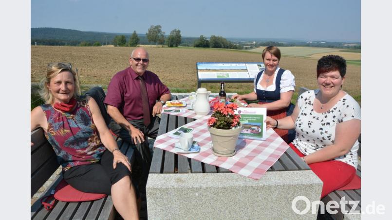 Am Blickpunkt Altmugl ist das neue Angebot präsentiert worden. Von links Ursula Stingl (Leiterin der Gästeinformation), Bürgermeister Klaus Meyer sowie Juliane Schnurrer und Nicole Rustler. Bild: jr