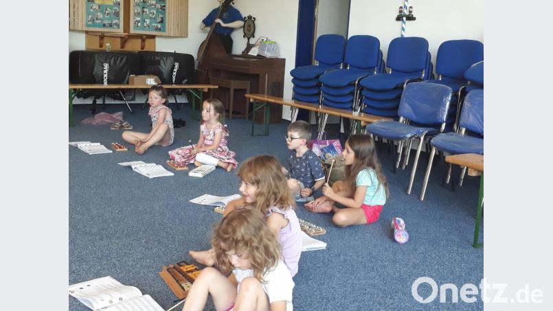 In Kleingruppen aufgeteilt verabschiedeten Musikpädagogin Maria Wildenauer und Praktikantin Ramona Schulz die Schützlinge der Musikalischen Früherziehung in die Sommerpause. Bild: kwl