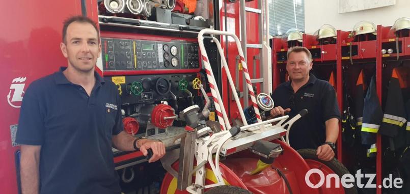 Bernhard Graml, stellvertretender Kommandant der Feuerwehr Ursensollen und Zugführer (links), und Kreisbrandmeister Alexander Graf, stellvertretender Vorsitzender der Ursensollener Wehr, mit der Pumpe an ihrem HLF 20. Die musste beim Brand in Ullersberg &quot;harte Arbeit&quot; leisten. Ebenso wie die Feuerwehrleute selbst. Bild: wih