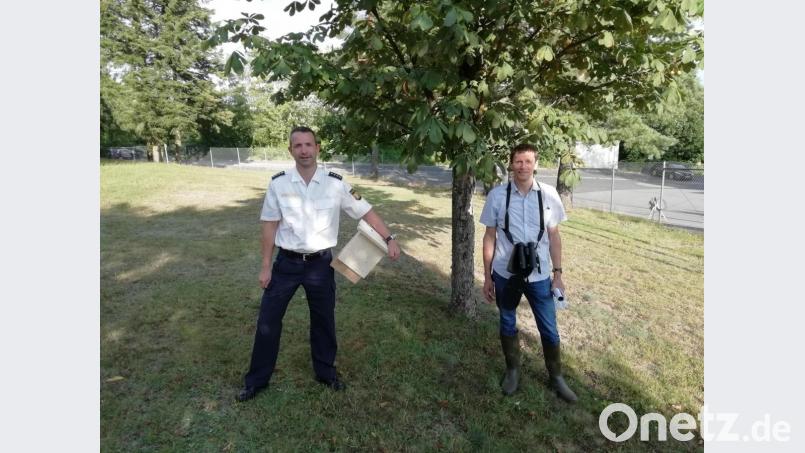 Hauptkommissar Thomas Häusler und Zeno Bäumler begaben sich auf eine Begehung der Bepo-Außenstelle Nabburg. Bild: Martin Bauer / exb