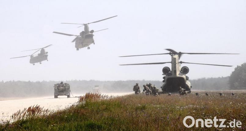 Viel Staub wurde aufgewirbelt: Hubschrauber von Typ Chinook CH 47setzten Fallschirmjäger der 173. Luftlandebrigade in der Nähe der Feldlandebahn bei Emhof mit ihren Fahrzeugen ab Bild: bö
