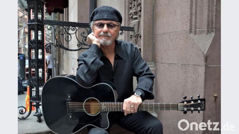 Dion weiß, wie man singt und er weiß genau, wie man diese Blues-Songs richtig erschafft. Er hat 
ein paar Freunde zur Hand , die ihm helfen, einige echte Koryphäen. Aber am Ende ist es Dion allein und seine meisterhafte Stimme, die
einen immer wieder zurückkehren lassen, um diese Blues-Songs mit ihm zu teilen. Bild: David Godlis