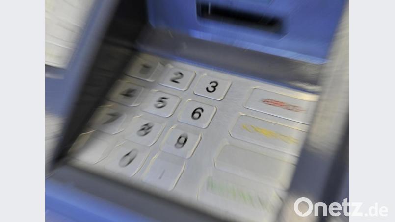 An einem Bankautomaten wurde am Sonntagmittag ein handschriftlich geschriebener Hilfeaufruf gefunden. Symbolbild: Marius Becker / dpa