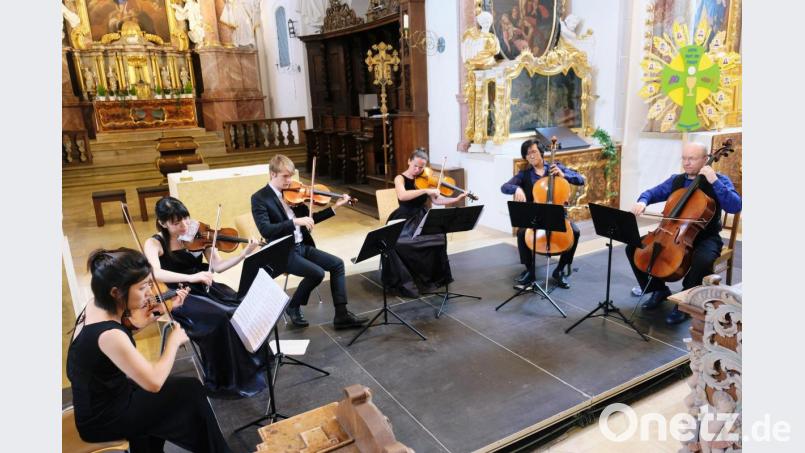 Aus Anlass des 70. Festivals junger Künstler Bayreuth kommt es in der Klosterkirche Speinshart zu einem spektakulären Auftritt junger Spitzenmusiker. Als &quot;Mellon Ensemble&quot; verwöhnt das Streichsextett das Publikum mit &quot;Souvenir de Florence&quot;. Es ist in Coronazeiten das einzige Konzert des Bayreuther Jubiläumsfestivals in Speinshart. Bild: do