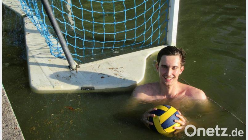 Matthias Kreiner neben dem Wasserballtor. Im Kasten gibt es für den Keeper derzeit nicht viel zu tun. Bild: mr
