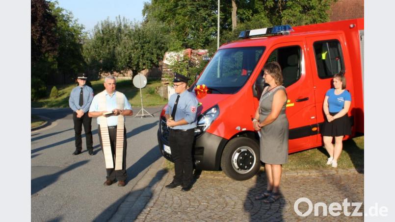 Im kleinen dörflichen Kreis statt bei einem großen Festwochenende segnet Pfarrer Alfons Kaufmann (Zweiter von links) im Beisein von Bürgermeisterin Carmen Pepiuk (Zweite von rechts) .das Einsatzfahrzeug der Feuerwehr Feilersdorf. Bild: bjp