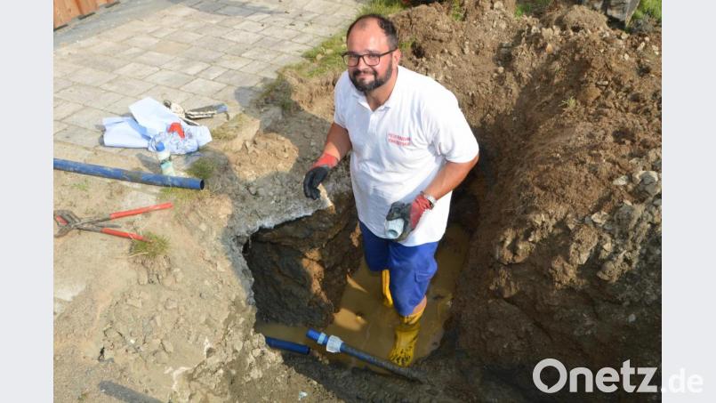 Wassermeister Markus Süss ist auf dem Gelände des städtischen Freibads damit beschäftigt einen Wasserrohrbruch zu reparieren. Bild: dob