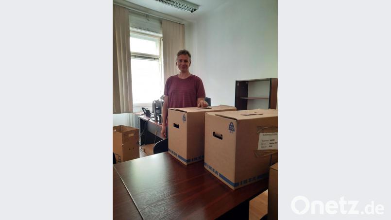 Matthias Riedl packt in seinem Büro in Budapest Kartons. Bild: exb/Riedl