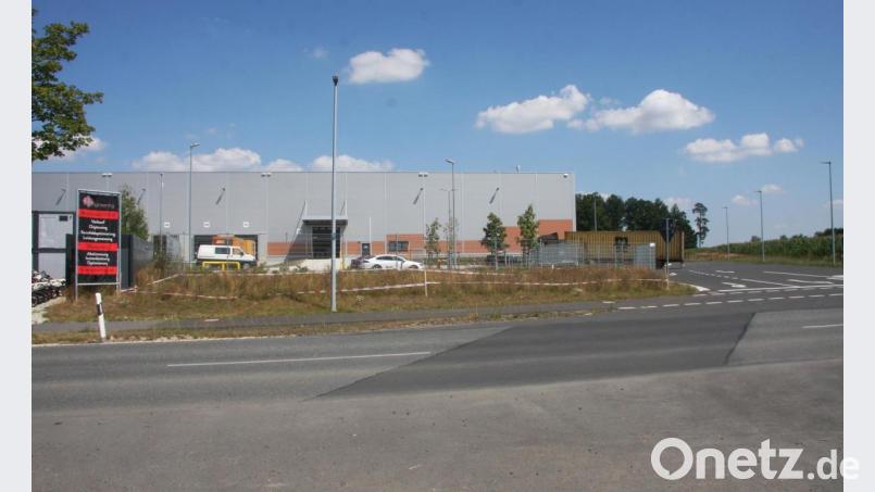 Das interkommunale Gewerbegebiet in Wiesau (im Bild die Logistikhalle der Ziegler-Group) soll weiter wachsen und war erneut Thema im Marktrat. Vor der Sommerpause wurde die Ergänzung des Bebauungsplans auf den Weg gebracht - die Voraussetzung, damit die Schott AG in Wiesau ihr neues Logistikzentrum errichten kann. Bild: wro