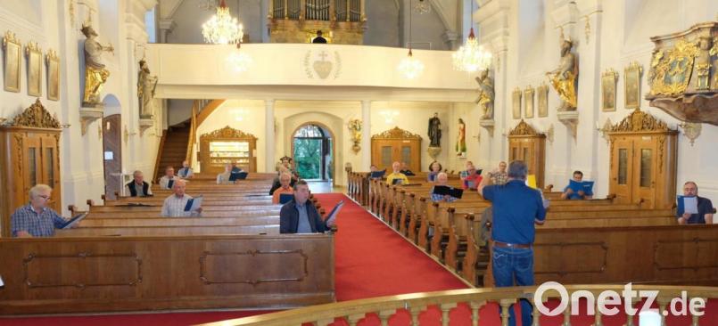 Sich nach 20 Wochen &quot;Zwangspause&quot; wieder zum Singen zu treffen, steht trotz Sicherheitsabstand für die Sänger des Bergchores im Vordergrund. Bild: mab