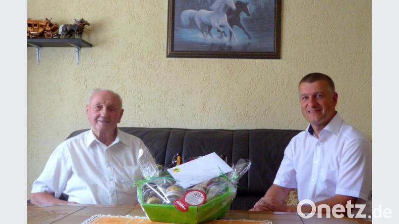 Bürgermeister Schaller (rechts) gratuliert dem ehemaligen Gemeinderatsmitglied zum Ehrentag. Bild: fsb