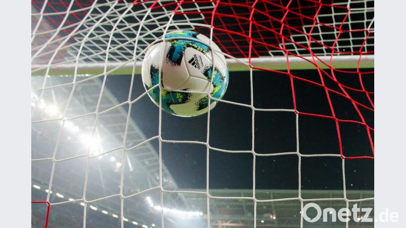 Ein Ball geht ins Netz. Foto: Jan Woitas/dpa-Zentralbild/dpa/Symbolbild Bild: Jan Woitas