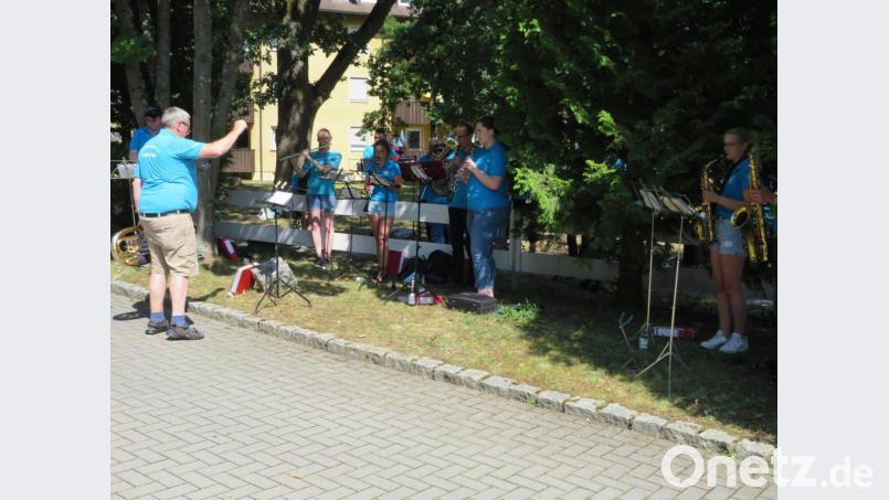 Mit Blasmusik unterhielten die Musiker der Jugendblaskapelle die Bewohner des Pflegeheim Löffler. Das Einhalten des Abstandes hatte keine Einfluss auf die gute musikalische Darbietung Bild: adj