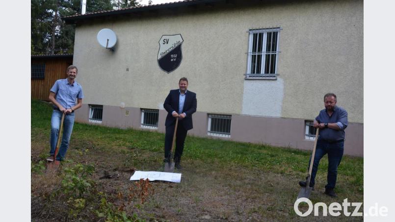 Mit dem symbolischen Spatenstich ist jetzt die behindertengerechte Erweiterung des SV-Sportheims zum neuen Dorfmittelpunkt für Steinmühle und Pleußen begonnen worden. Von links SV-Vorsitzender Stefan Andörfer, Bürgermeister Stefan Grillmeier und Günther Deinzer. Bild: jr