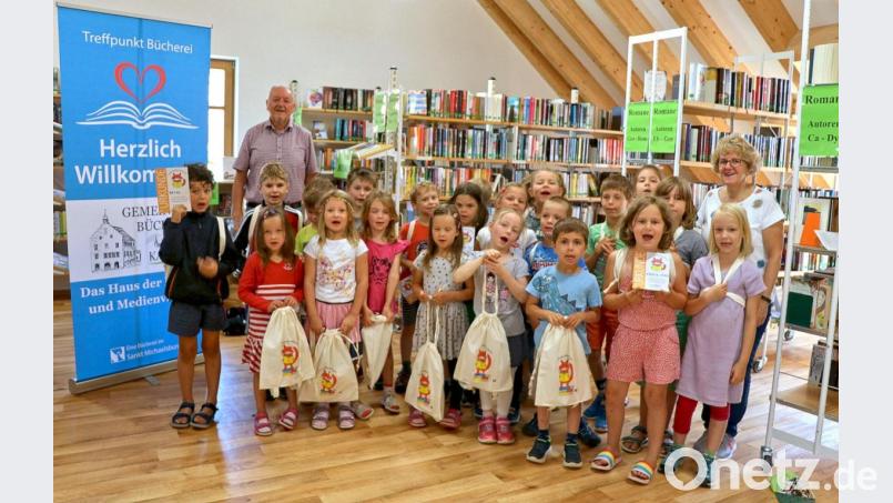 Stolz halten die Kastler Büchereifüchse ihre Urkunden und Rucksäcke, hier mit Erzieherin Maria Dürr und im Hintergrund Büchereileiter Georg Dürr. Bild: dü