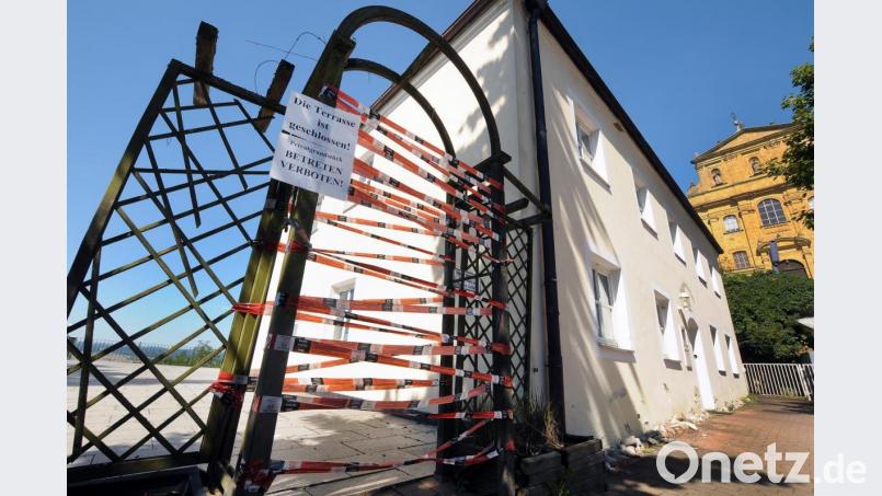 Mit Flatterband, das mal mehr mal weniger Umfang hat, ist die Terrasse der Bergwirtschaft abgesperrt. Deutlich sind am Gebäude die Schäden zu sehen, die eine Sanierung dringend notwendig machen. Bild: Stephan Huber