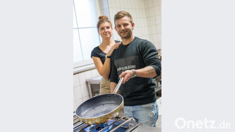 Dominik probiert schon einmal den Gastro Gasgrill im „Fire &amp; Kitchen“. Seine Freundin Katharina steht bei seiner neuen Herausforderung hinter ihm und unterstützt ihn tatkräftig. Bild: vsr