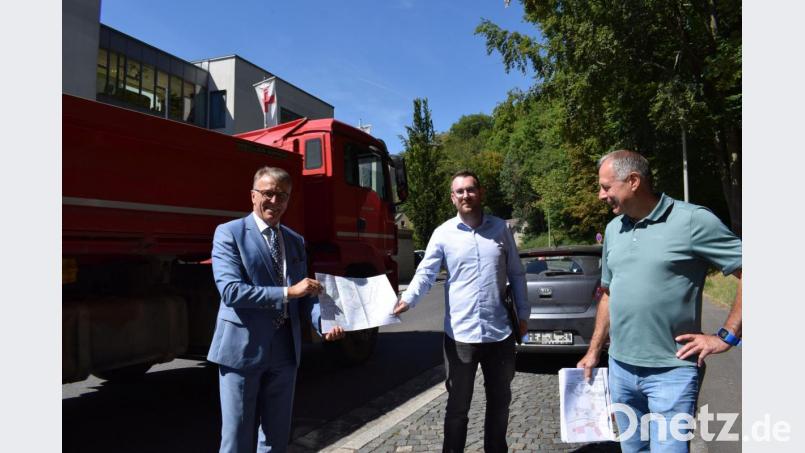 Mitte August starten die Bauarbeiten für die Erdgas-Hauptleitung in der Mühlbühlstraße beim BRK-Seniorenheim Haus Mühlbühl. Damit es zu keinem Verkehrschaos kommt, wird der Schwerlastverkehr großzügig umgeleitet. Die Bayernwerk-Mitarbeiter Karl Schwanitz und Tobias Henfling (von rechts) setzten die Bitte von Bürgermeister Franz Stahl gerne um. Bild: szl
