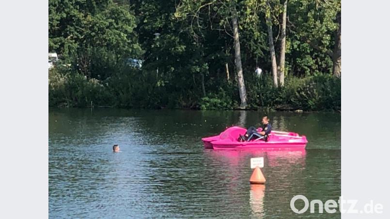 Die Polizei hat in Nürnberg einen Mann aus dem Wöhrder See geholt - per rosa Tretboot. Bild: Polizei Mittelfranken