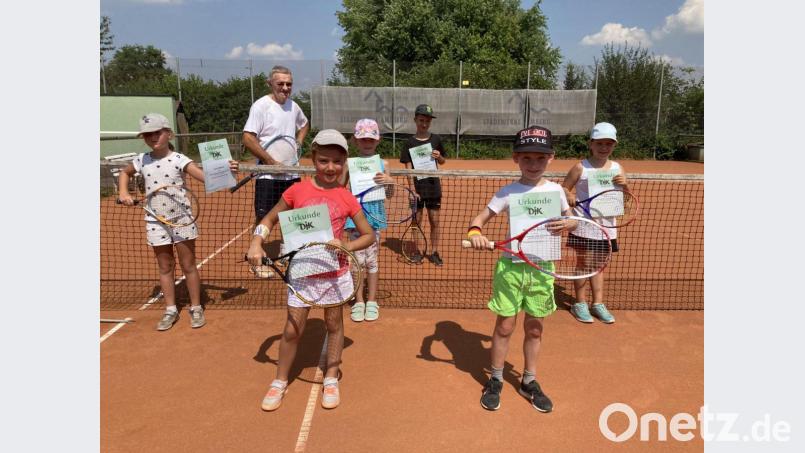 Mit Abstand, aber freudestrahlend stellten sich die Teilnehmer zum Siegerfoto auf. Für die Kinder war das Tenniscamp der DJK eine willkommene Abwechslung in den Sommerferien. Links hinten: Übungsleiter Herbert Madl. Bild: hae