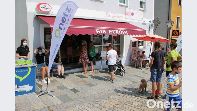 Über 250 Bürger nutzen die Gelegenheit und gönnen sich ein Eis auf Einladung von Oberpfalz-Medien. Bild: sne