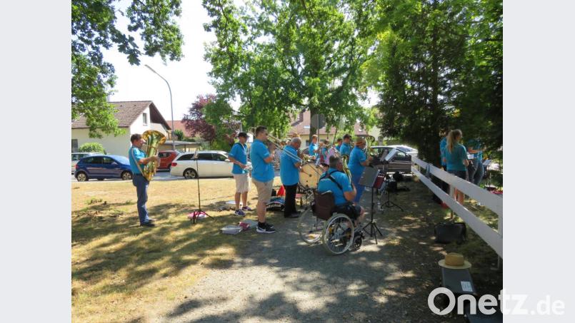 Mit Blasmusik unterhielten die Musiker der Jugendblaskapelle die Bewohner des Pflegeheim Löffler. Das Einhalten des Abstandes hatte keine Einfluss auf die gute musikalische Darbietung . Bild: adj
