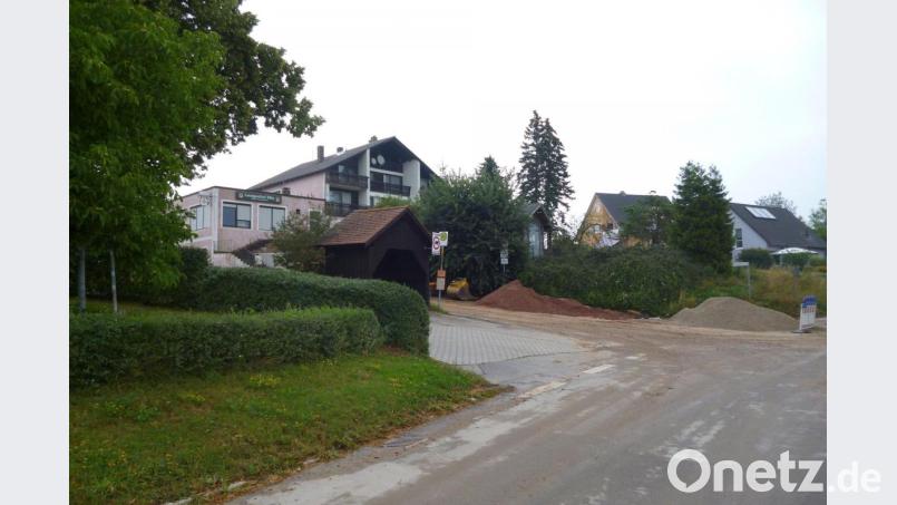 Der Straßenbereich bei der Bushaltestelle in Adlholz wird im Zuge der Dorferneuerung neu geordnet. Bild: Hans-Peter Schmucker, ALE Oberpfalz/exb