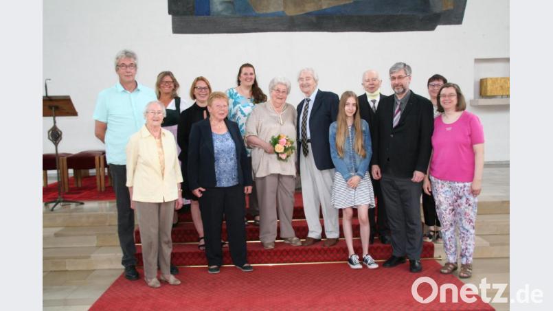 Das Jubelpaar Erika und Alois Zintl im Kreis der Familie und der geladenen Gäste. Bild: fpoz