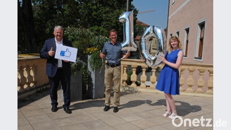 Daumen hoch für die Facebook-Seite von Amberg-Sulzbacher Land, sie erfreut sich immer mehr Fans und konnte jetzt die Marke von 10.000 Followern knacken. Darüber freuen sich Landrat Richard Reisinger (links) und seine Touristiker Hubert Zaremba und Regina Wolfohr. Bild: Christine Hollederer