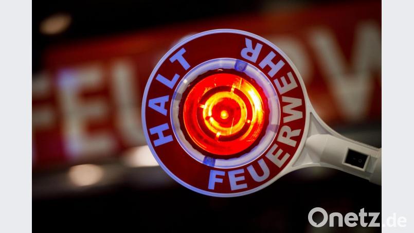 Die Feuerwehr wird nach Luhe-Wildenau gerufen, dort brennen Dienstagabend Batterien. Symbolbild: Arno Burgi/dpa