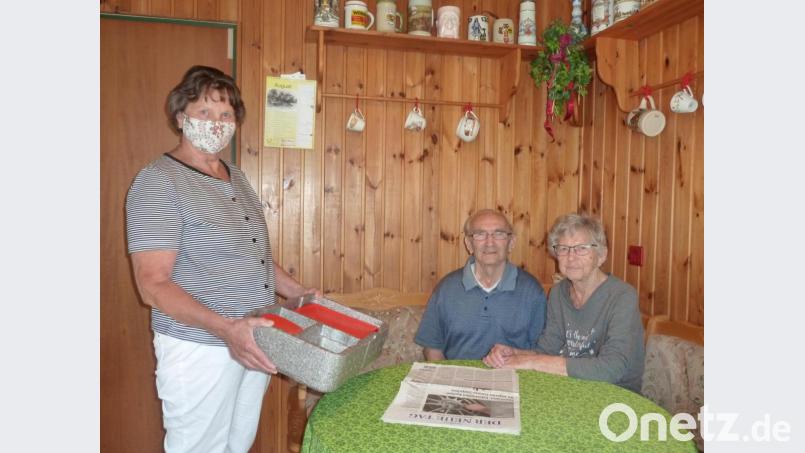 Maria Gleißner bringt heute das Mittagessen zu Gertraud und Josef Bäumler in Bärnau. Bild: bir