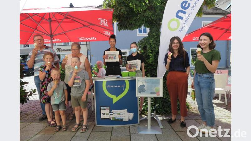 Die beiden Azubis Lara Meier und Nathalie Frouz (von links) vom „Neuen Tag“ sorgten für einen Eiskugel-Hagel in Kemnath. Bild: jzk