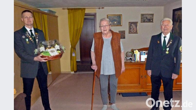 Der Jubilarin Sieglinde Nordgauer gratulieren Gerhard Ermer (links) und Erwin Rößler. Bild: R. Kreuzer