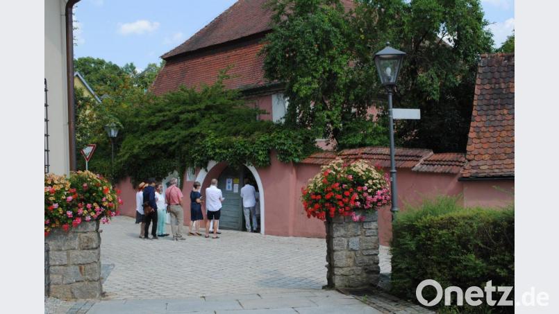 Noch bis kurz vor Konzertbeginn standen die Leute Schlange für die extra angefertigten &quot;Coronatickets&quot; für das Wurzer Sommerkonzert. Bild: gge