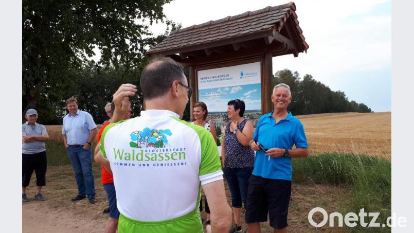 Die neuen Informationstafeln am Anton-Hart-Wanderweg sind jetzt den Wanderwegepaten der Stadt Waldsassen vorgestellt worden. Bürgermeister Bernd Sommer erschien zum Termin mit dem Fahrrad im &quot;Waldsassen&quot;-Trikot. Bild: pz