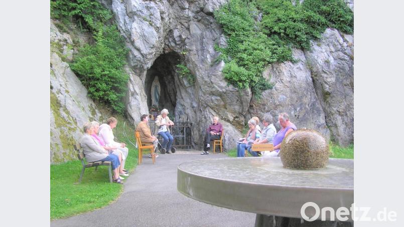 Eine der Teilnehmergruppen der Rosenkranzgemeinschaft betet am Dienstagabend vor der Lourdesgrotte . Bild: tu