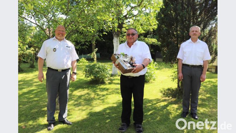 BRK-Kreisbereitschaftsleiter Christian Stahl und Stellvertreter Richard Frank gratulieren BRK-Ausbildungsbeauftragten Richard Wagner (Mitte) zum 60. Geburtstag. Bild: BRK-Kreisverband/exb