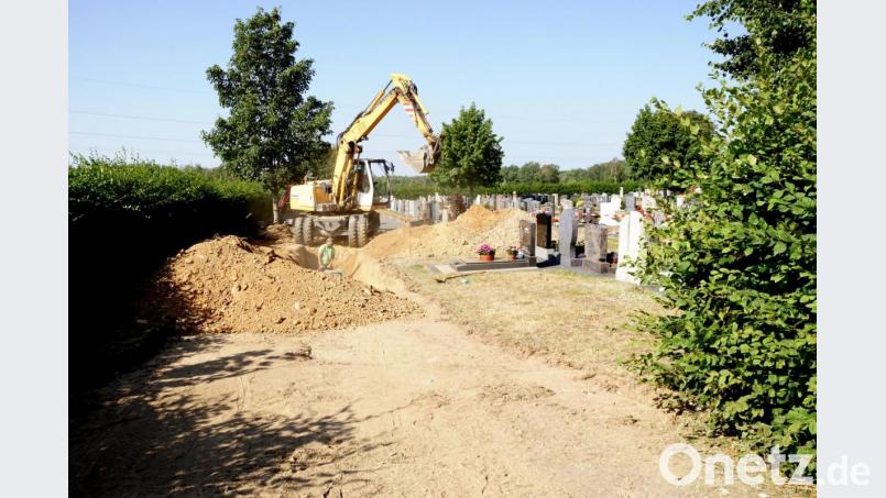 Mit dem Bagger wird für den Unterbau der Gehwege ausgehoben. Bild: bkr