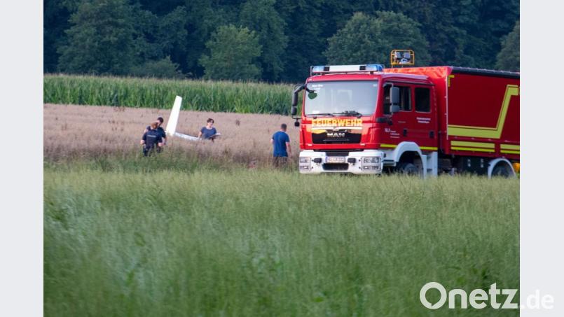 Einsatzkräfte arbeiten an der Absturzstelle von einem Kleinflugzeug. Bild: Stefan Puchner/dpa