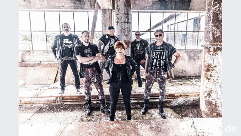 Die Amberger Heavy-Metal-Band "Aurora Storm" nutzt die Coronazwangspause aktiv und kreativ zur Produktion eines ersten eigenen Albums, das jetzt bei einer Releaseparty vorgestellt wird und dann auf den Markt kommt. Bild: Christoph Bruening/exb