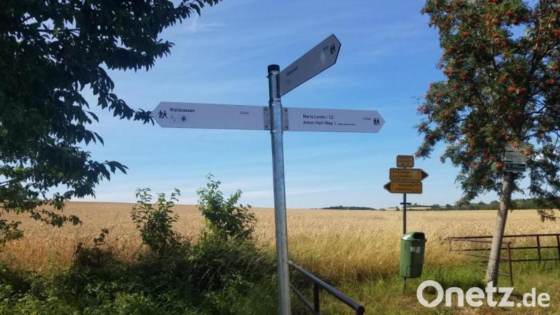 Der einheitlichen Beschilderung in den Ikom-Stiftland-Gemeinden angeglichen wurden die Hinweise direkt am bayerisch-tschechischen Grenzübergang bei Hatzenreuth, rechts hinten die Schilder auf tschechischer Seite. Bild: Stadt Waldsassen/exb