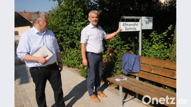 Stolz präsentiert Poppenrichts Bürgermeister Roger Hoffmann ein Mitfahrbankerl samt Schildern. Bild: Joachim Gebhardt