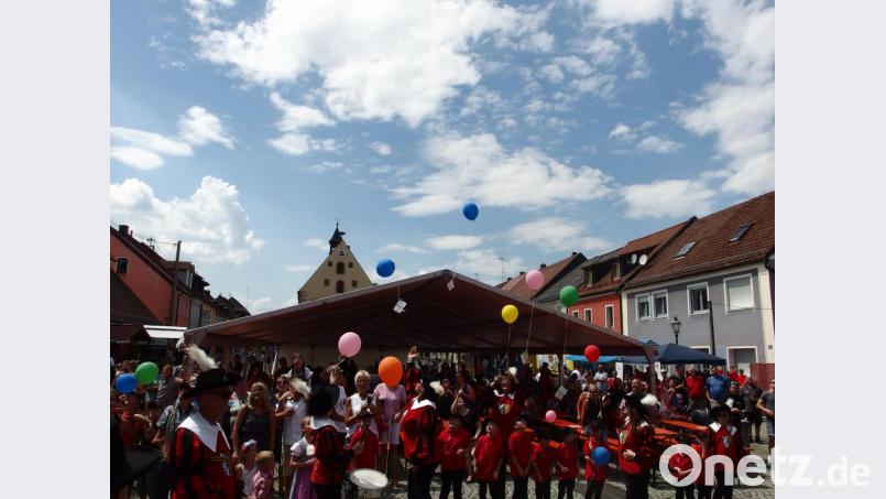 Bürger, Spielmannszug und Stadträte feierten so das Bürgerfest 2018. Der Kulturausschuss ist sich unschlüssig, ob ein solches Bild 2021 schon wieder möglich sein wird. Bild: Plößner / sne