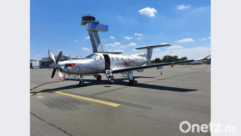 Die Pilatus PC-12 ist wieder auf dem Nürnberger Flughafen stationiert, von wo aus sie in den kommenden Tagen wieder zu Zielübungen über die Truppenübungsplätze Grafenwöhr und Hohenfels startet. Auffällig ist die besondere Leonardo-da-Vinci-Lackierung. Bild: Frank Reinke